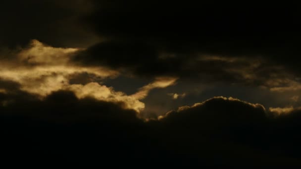 Nubes oscuras moviéndose sobre el cielo — Vídeos de Stock