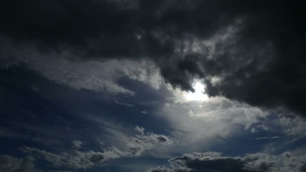 Sonne und Wolken am Himmel — Stockvideo