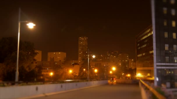 Calle de la ciudad por la noche — Vídeo de stock