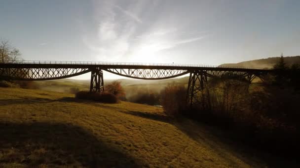 Puente construcción de carreteras al atardecer — Vídeos de Stock