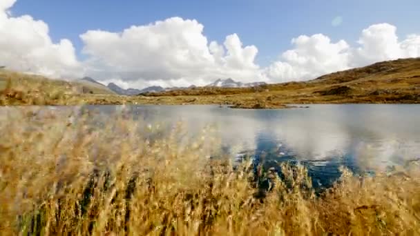 Paisagem montanhosa com lago — Vídeo de Stock