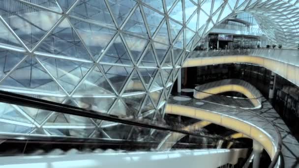 Торговый центр и люди на эскалаторе — стоковое видео