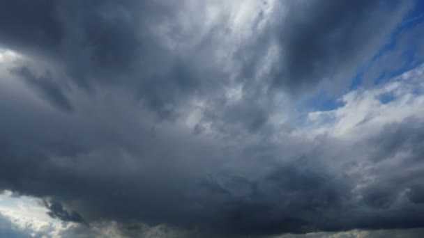 Gewitterwolken ziehen am blauen Himmel auf — Stockvideo