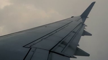 Uçan yalak fırtına bulutları