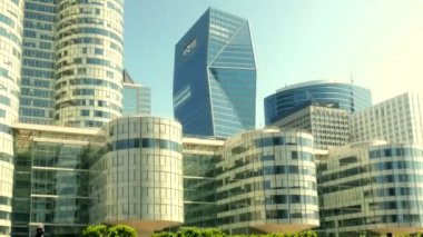 İnsanların önünde modern binalar geçiş