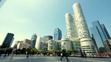 Sokakta yürüyen insanlar