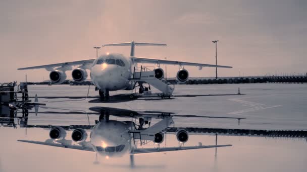 Flugzeug steht auf Landebahn des Flughafens — Stockvideo