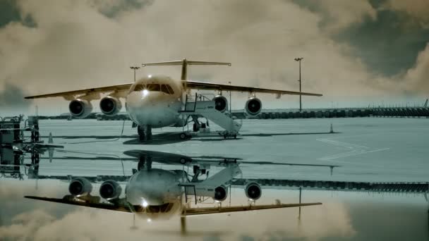 Flygplan stående på flygplats, — Stockvideo