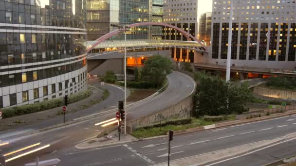 Stadsverkeer 's nachts — Stockvideo