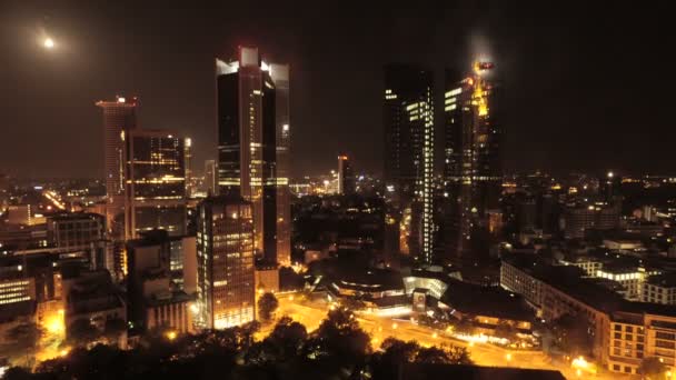 Stadt bei Nacht mit Skyline-Wolkenkratzern — Stockvideo