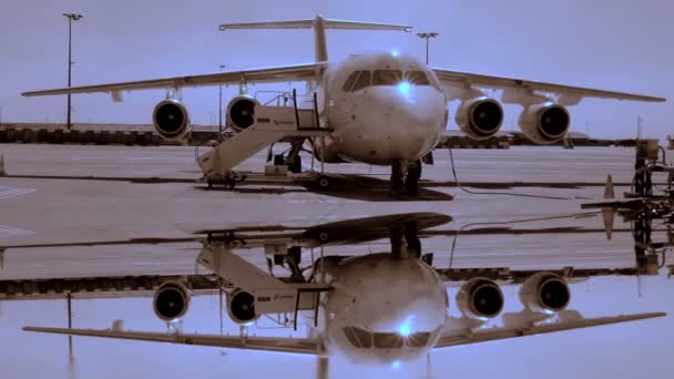 Avión de pie en la pista del aeropuerto — Vídeo de stock