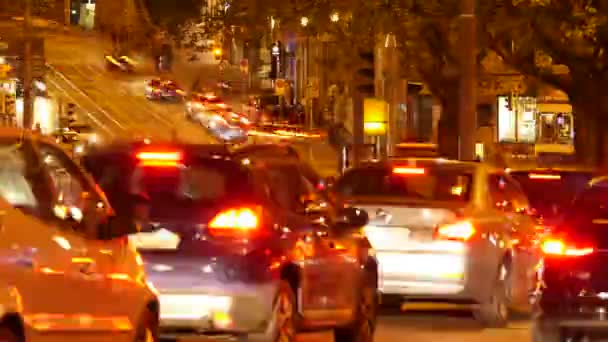 Traffico cittadino di notte — Video Stock