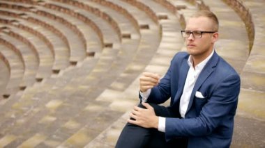 Dijital tablet kullanan işadamı