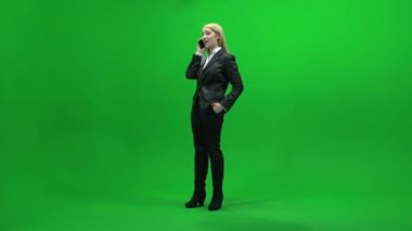 İş kadını telefonda konuşuyor.