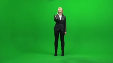 Yeşil ekran üzerinde duran işkadını