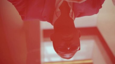 İş adamı kahve içiyor.