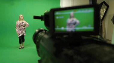 Yeşil zemin üzerine sahne arkası kadın