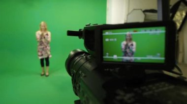 Yeşil zemin üzerine sahne arkası kadın