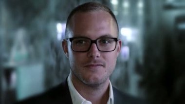 İşadamı gözlüklerini alır