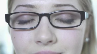 Gözlüklü kadın aç gözlerini