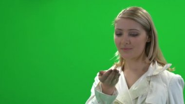 Elleri arayan kadın