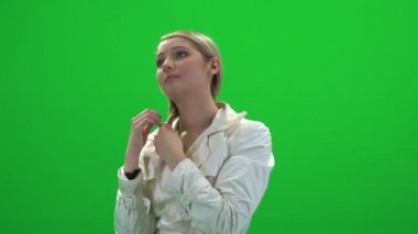 Saçlarıyla oynayan kadın.