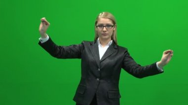 Touchpad önünde duran işkadını