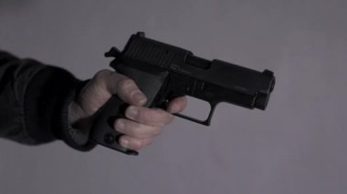 Memur silahla ateş ediyor.