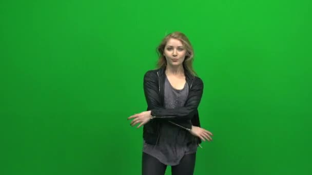 Woman dancing against green screen — Stock Video