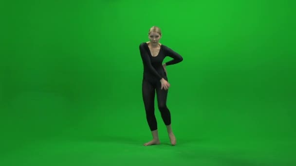 Vrouw dansen tegen groen scherm — Stockvideo