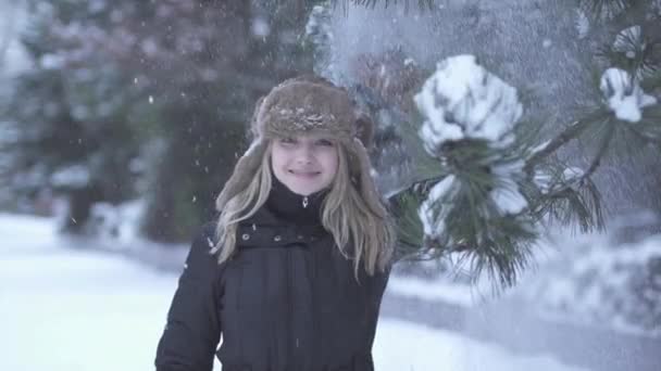 女人享受雪落 — 图库视频影像