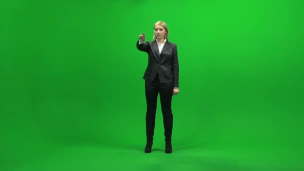 Pekskärm gester av ung affärskvinna — Stockvideo