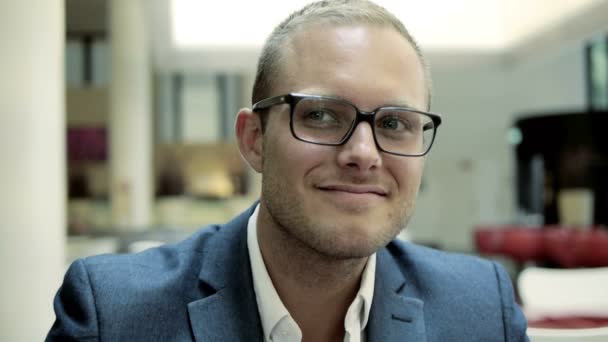 Homme d'affaires buvant du café 