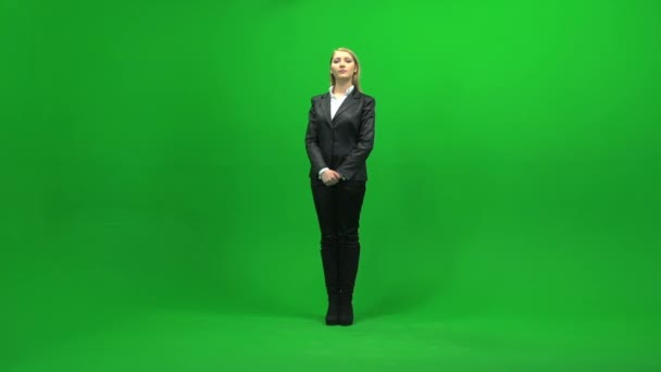 Mujer de negocios de pie en la pantalla verde — Vídeos de Stock