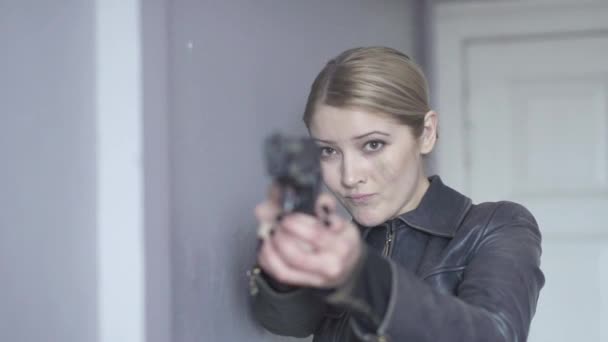 Donna sparare con la pistola — Video Stock