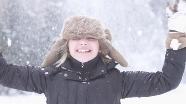 Mujer disfrutando día de invierno — Vídeo de stock