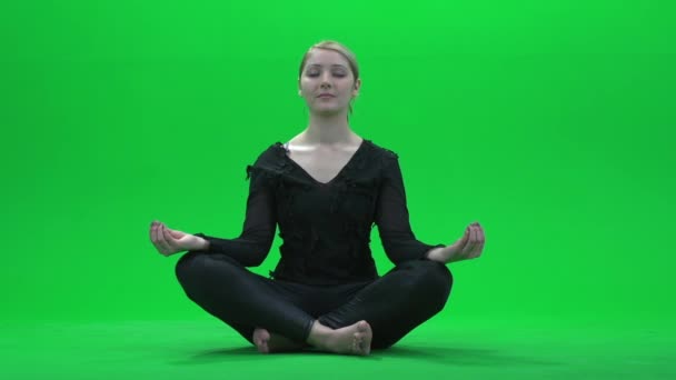 Mujer sentada en postura de yoga — Vídeo de stock