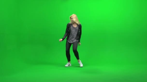 Frau tanzt gegen grünen Schirm — Stockvideo