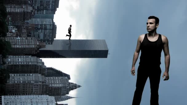 Superheld läuft auf Wolkenkratzer — Stockvideo