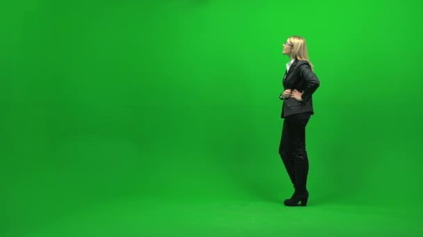 Businesswoman looking up on green screen — Stock Video