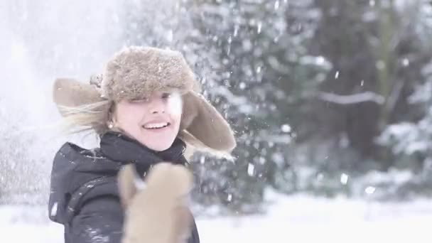 Frau hat Spaß im Schneetreiben — Stockvideo