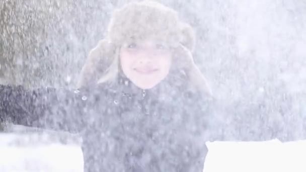 Женщина смотрит в камеру зимой — стоковое видео