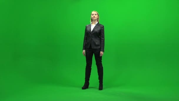 Kobieta stojąc na zielony ekran — Wideo stockowe