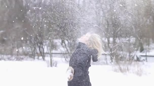 Mujer disfrutando día de invierno — Vídeo de stock