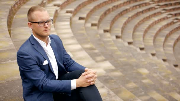 Affärsman som använder digitala surfplattor — Stockvideo