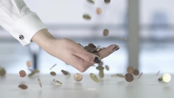 Monedas que caen en mano — Vídeos de Stock