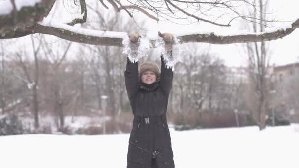 Женщина наслаждается зимним днем — стоковое видео