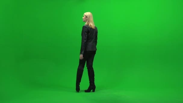 Mujer de negocios caminando en pantalla verde — Vídeos de Stock