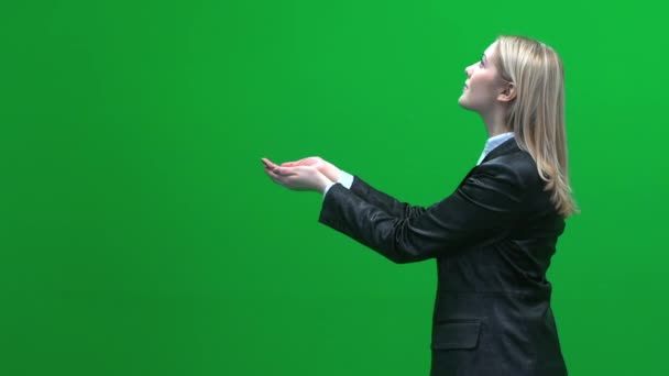 Mujer de negocios mirando hacia arriba en la pantalla verde — Vídeos de Stock