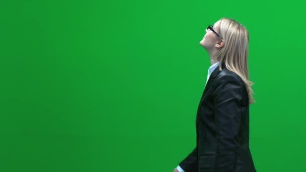 Businesswoman looking up on green screen — Stock Video